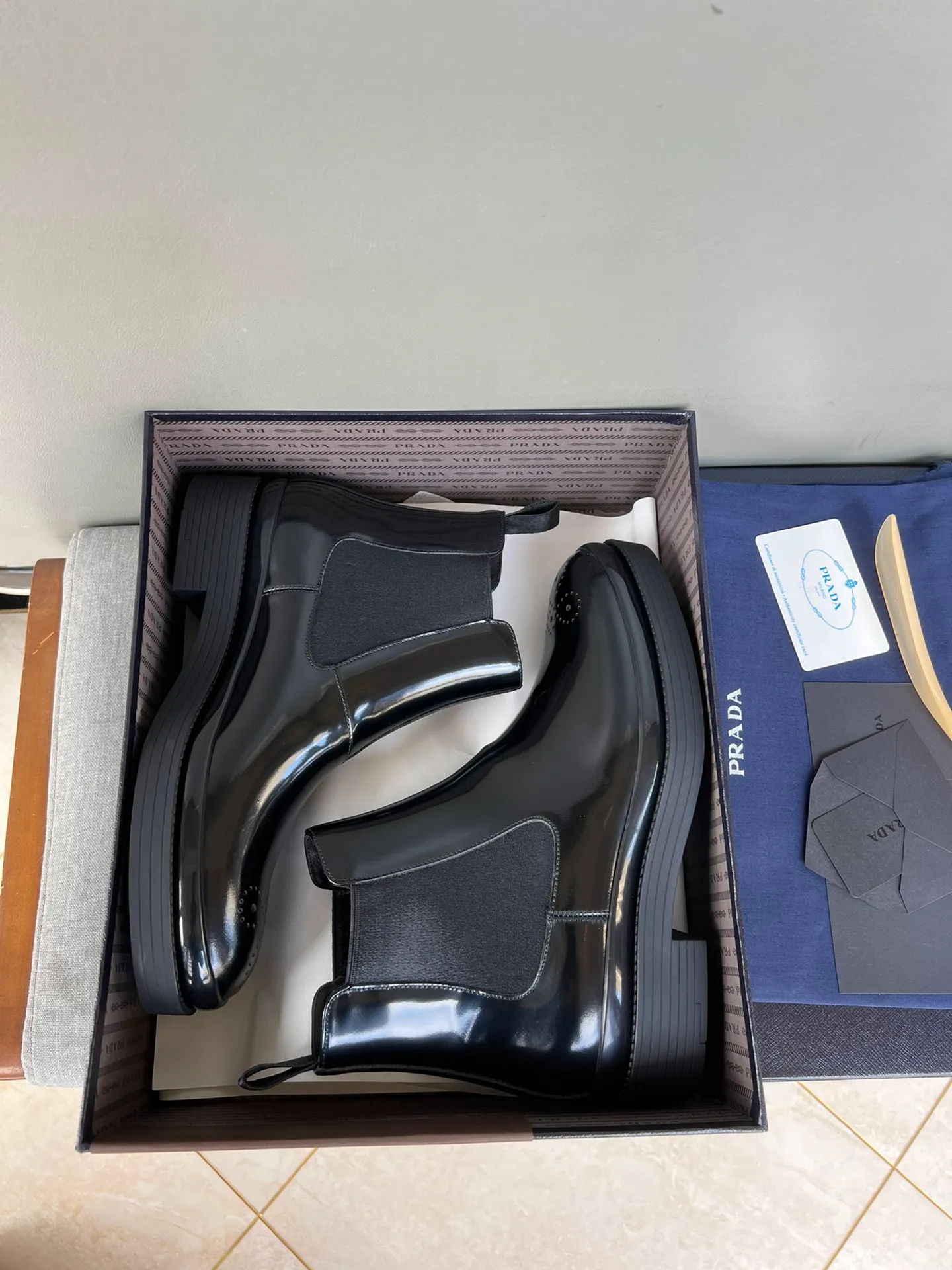 Batch of 1000💰Exclusive hot-selling new Prada Chelsea thick-soled men's shoes, naked boots, imported calf leather on the surface, cow leather on the lining, the outsole is made of private model TPU material, the frosted effect is consistent with the original version, 39-44 in stock (38, 45 custom-made, non-refundable)